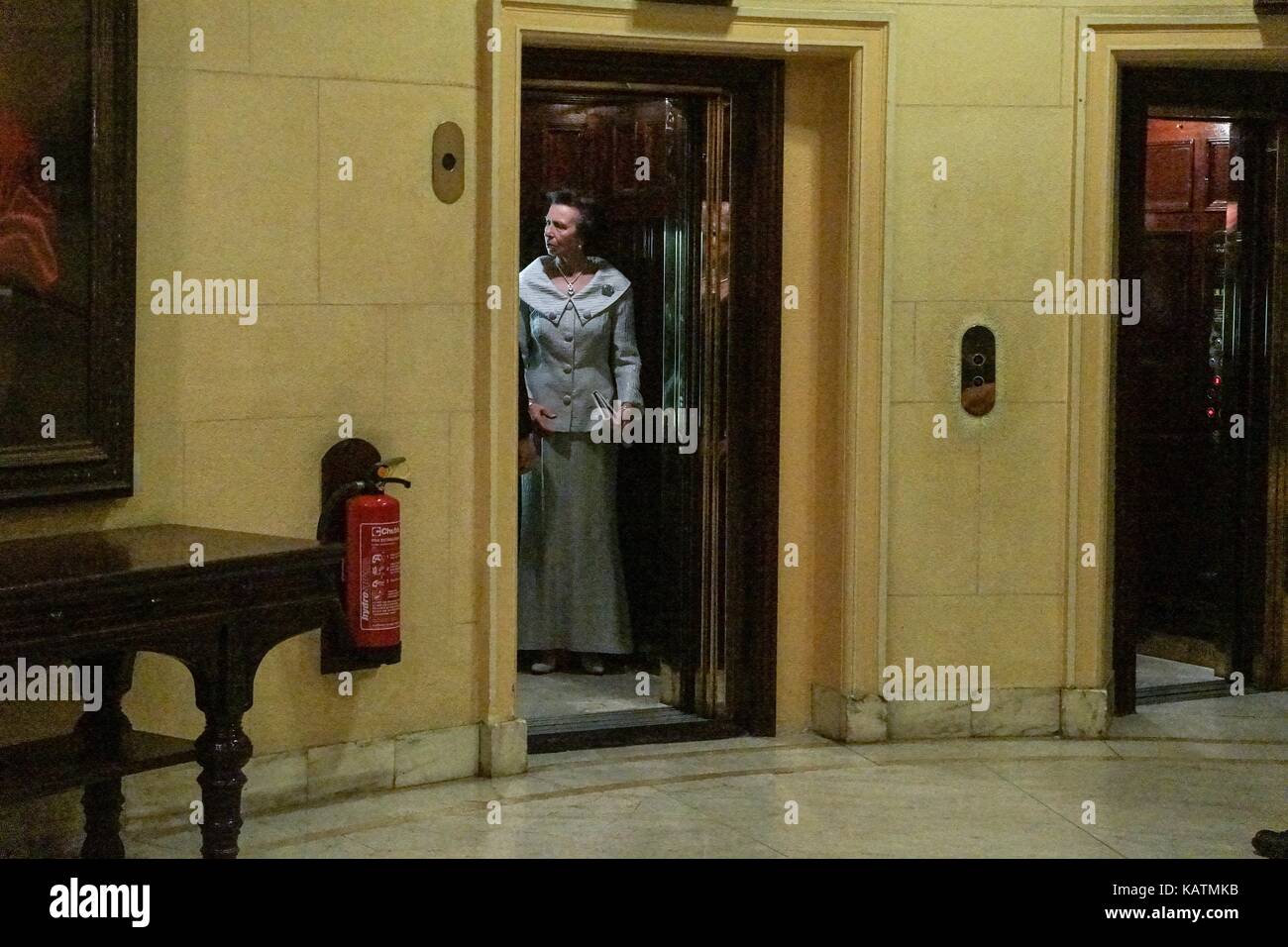 London, Großbritannien. 27 September, 2017. HRH Princess Royal IM FOYER DER NATIONALEN LIBERALEN CLUB. Ihre Königliche Hoheit, Prinzessin, ehemals Prinzessin Anne, fließt durch das Foyer der Nationalen Liberalen Club auf dem Weg zum Queen's Awards Gewinner der jährlichen Gala Dinner. Credit: Peter Hogan/Alamy leben Nachrichten Stockfoto