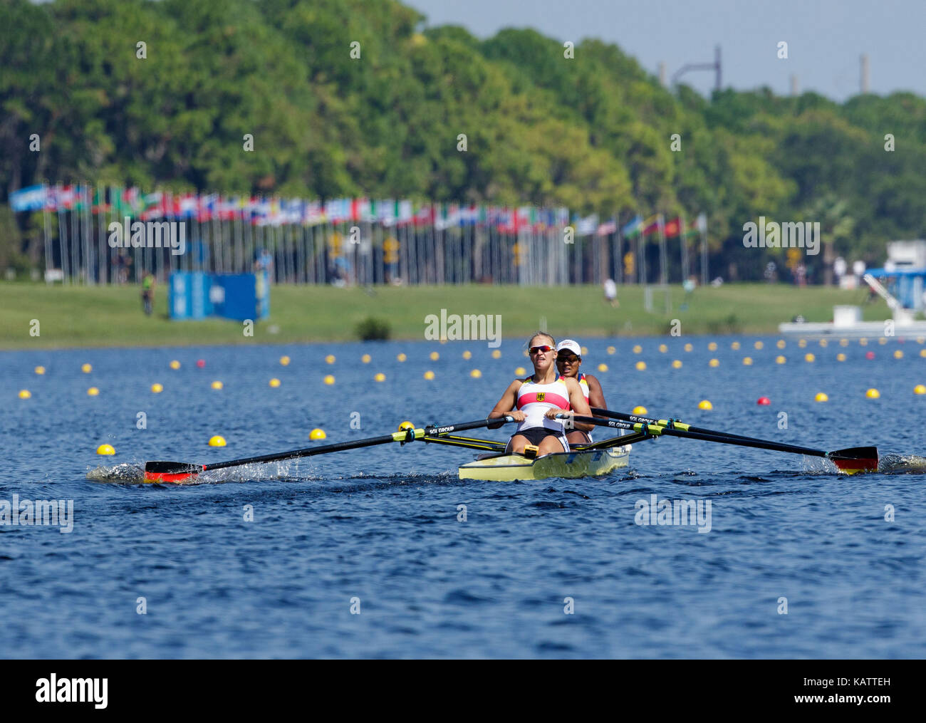 Sarasota-Bradenton, Florida, USA. 27 Sep, 2017. Carlotta Nwajide und Julia Leiding von Team Deutschland während der (W2x) Women's Double Sculls - hoffnungslauf in der Welt Rudern Meisterschaften an Nathan Benderson Park in Sarasota-Bradenton, Florida statt. Del Mecum/CSM/Alamy leben Nachrichten Stockfoto