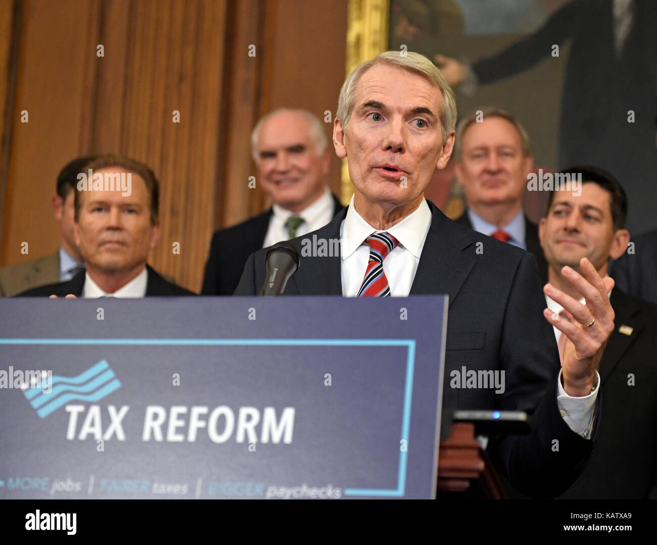 United States Senator Rob Portman (Republikaner aus Ohio) macht die Erläuterungen sind wie US-Senat und Repräsentantenhaus Republikaner ihr neues Steuerkonzept von US-Präsident Donald J. Trumpf im Kapitol in Washington, DC am Mittwoch, 27. September 2017 gebilligt. Credit: Ron Sachs/CNP/MediaPunch Stockfoto