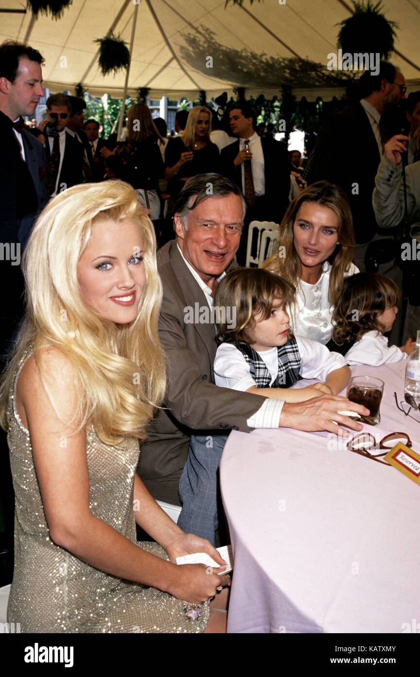 Datei: 27 Sep, 2017. Foto: Las Vegas, USA. 38 Apr, 1994. Jenny McCarthy, 1994 Playmate des Jahres, mit Hugh Hefner und Familie feiern an der VSDA Convention in Las Vegas. April 28, 1994 © RTNBarrett/MediaPunch Credit: MediaPunch Inc/Alamy leben Nachrichten Stockfoto