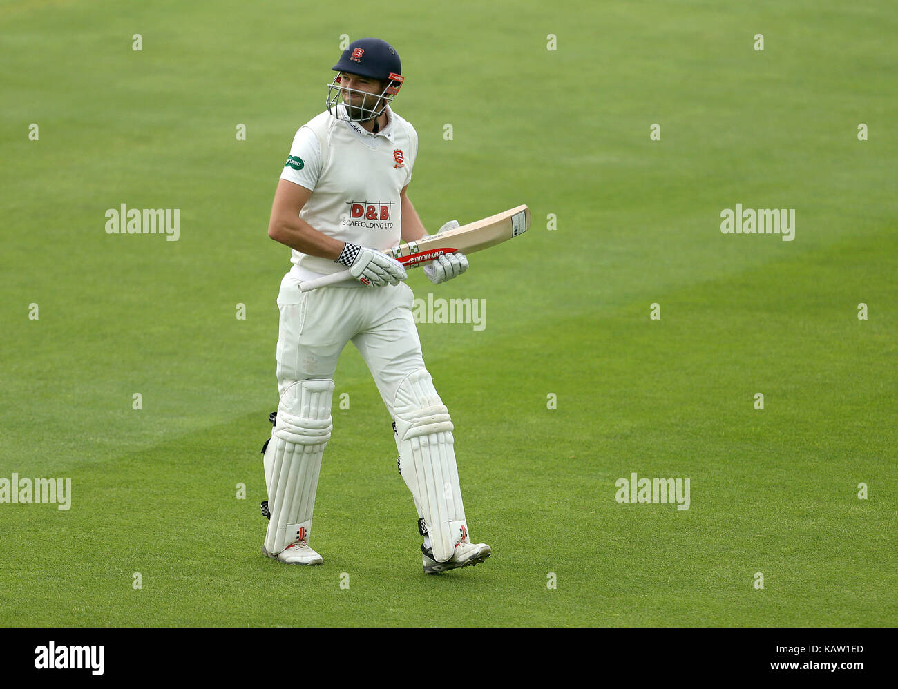 Essex Nick Browne geht vom Spielfeld, nachdem er am dritten Tag des Spiels der Specsavers County Championship, Division One, auf dem Cloudfm County Ground in Chelmsford gefangen wurde. DRÜCKEN SIE VERBANDSFOTO. Bilddatum: Mittwoch, 27. September 2017. Siehe PA Geschichte CRICKET Essex. Bildnachweis sollte lauten: Steven Paston/PA Wire. Stockfoto