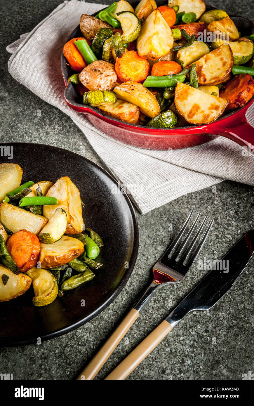 Platte und Pfanne mit gebratenem saisonalen Herbst Gemüse (Zucchini ... Platte und Pfanne mit gebratenem saisonalen Herbst Gemüse (Zucchini ...