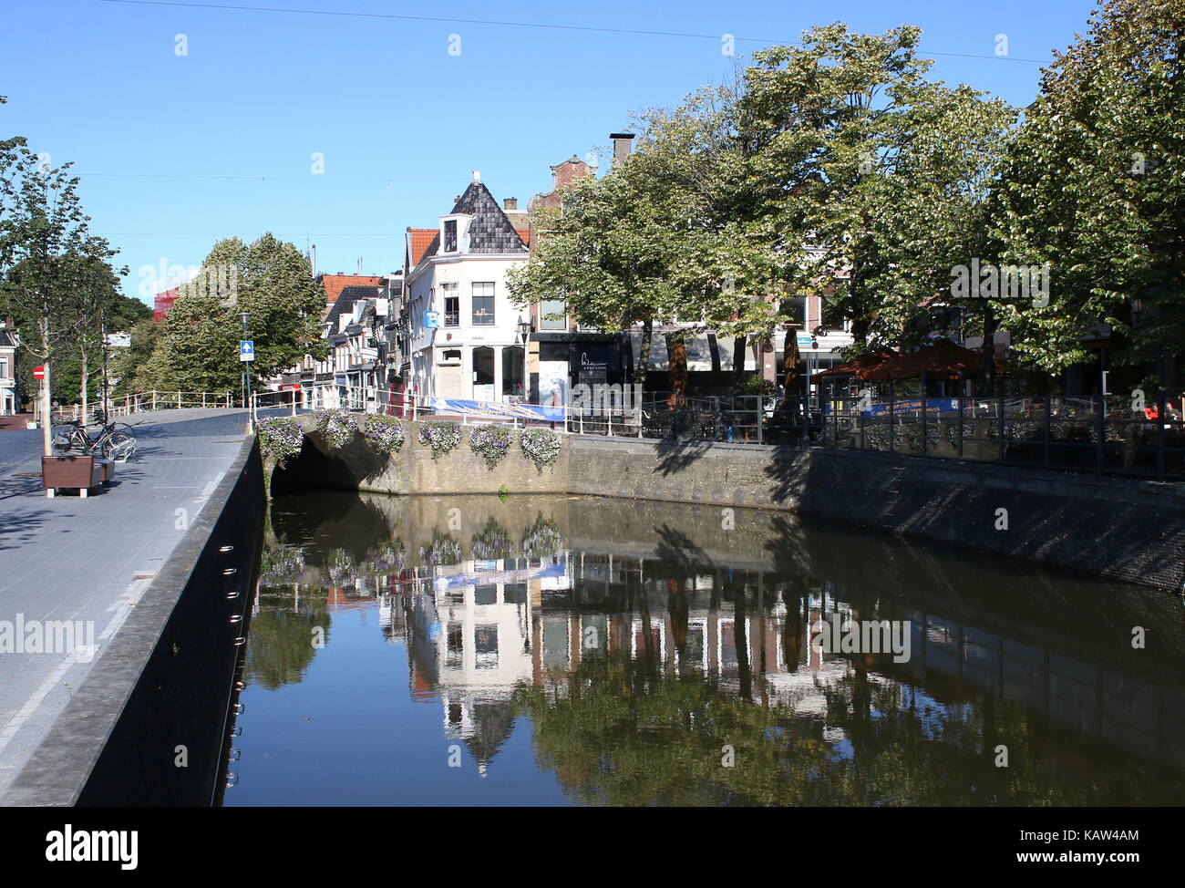 Von Bäumen gesäumten historischen Nieuwestad Kanal im Zentrum von Leeuwarden, Friesland, Niederlande. Stockfoto