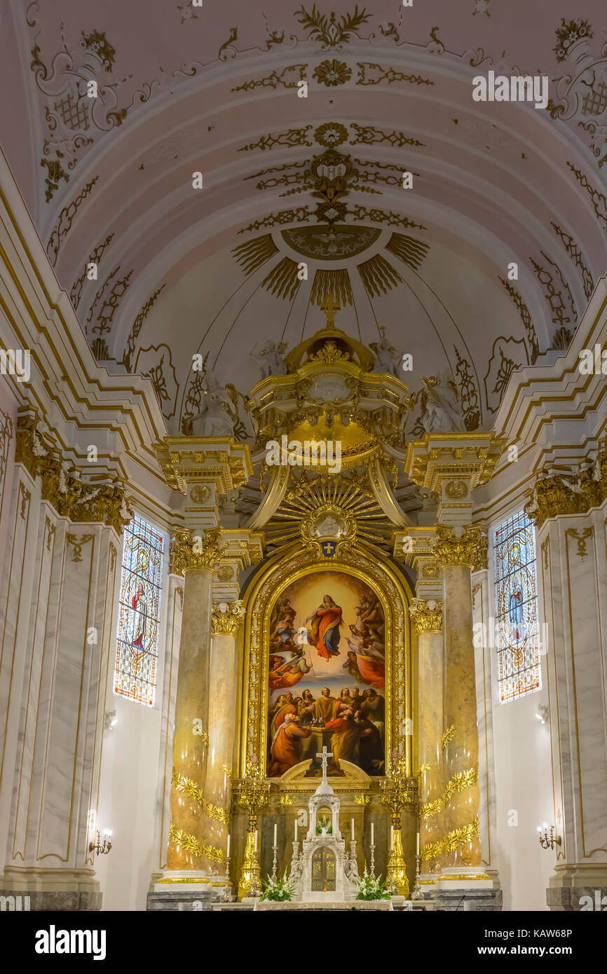 Kathedraleninneres katholischer altar -Fotos und -Bildmaterial in hoher ...