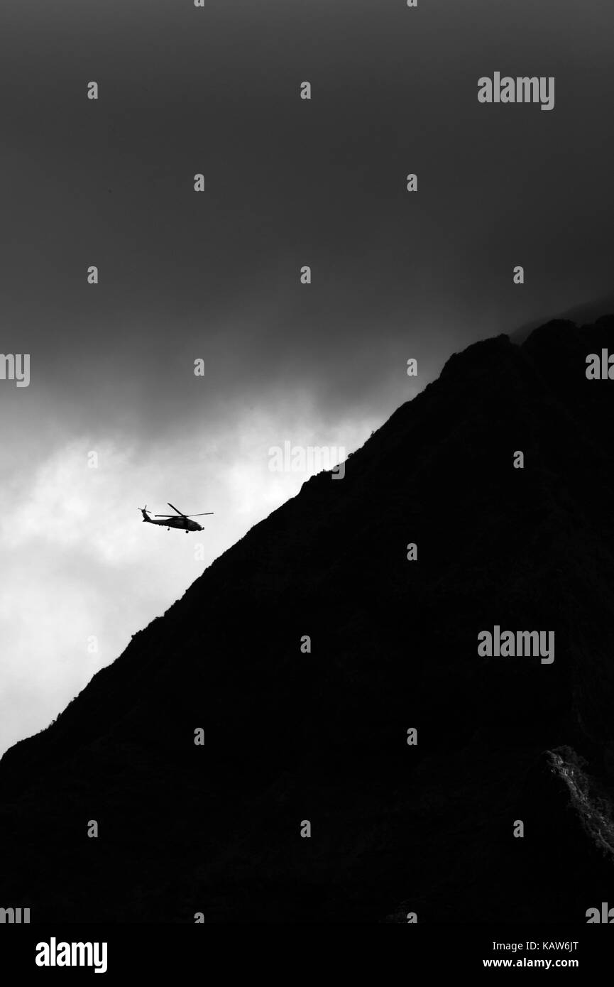 Militärische Hubschrauber über Bergen auf der Insel Oahu, Hawaii fliegen Stockfoto
