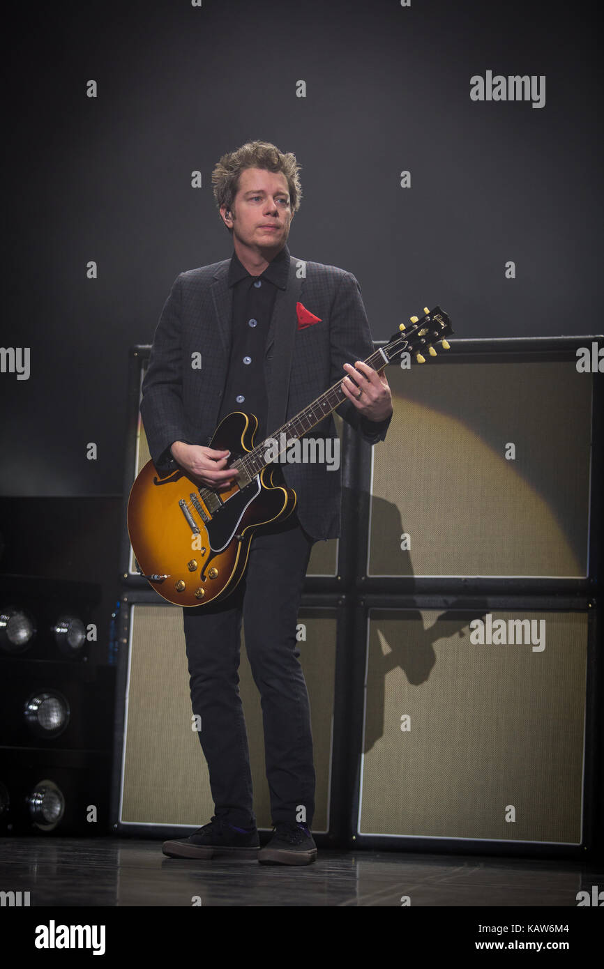 Die amerikanische Punk Rock Band Green Day führt ein Live Konzert in Oslo Spektrum. Hier Gitarrist Jason Weiß gesehen, live auf der Bühne. Norwegen, 25.01.2017. Stockfoto