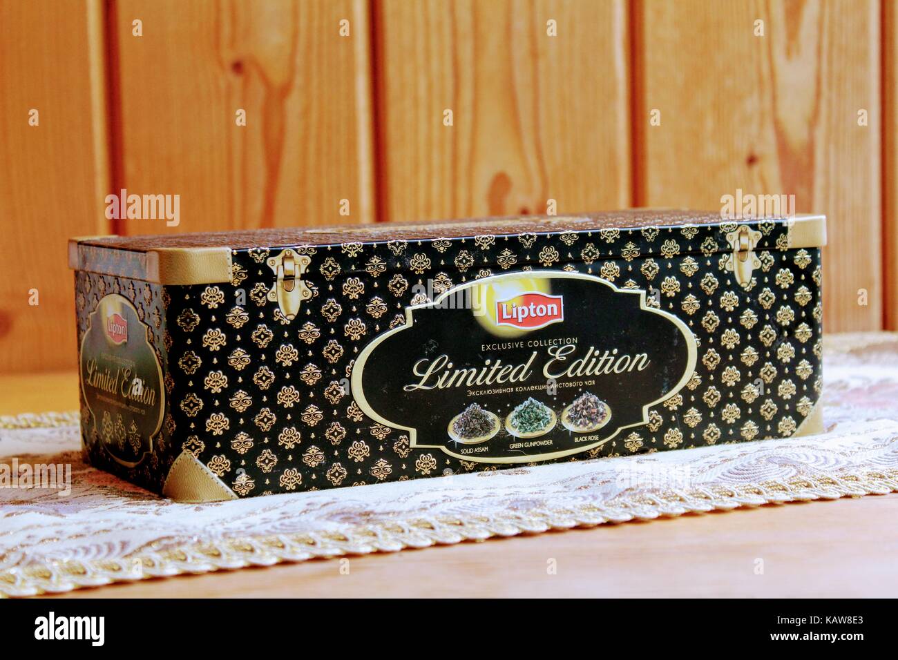 Exklusive box von Lipton Tee (Limited Edition) auf einem Holztisch  Stockfotografie - Alamy
