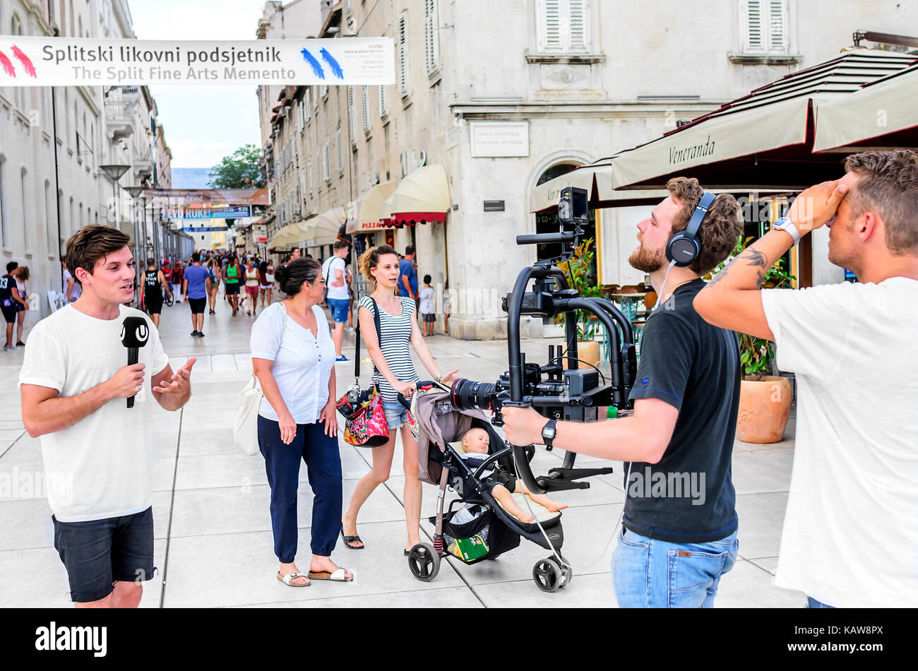 Grupa TV-Team arbeiten auf der Straße Stockfoto