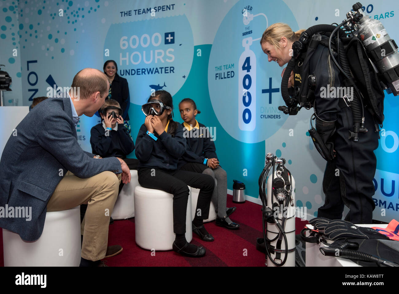 Der Herzog von Cambridge treffen producer Katie Hall, von Schülern der Lionel Straße Grundschule Grundschule beobachtet, Brentford an der Weltpremiere der BBC Blue Planet II an der British Film Institute IMAX-Kino, in London. Stockfoto