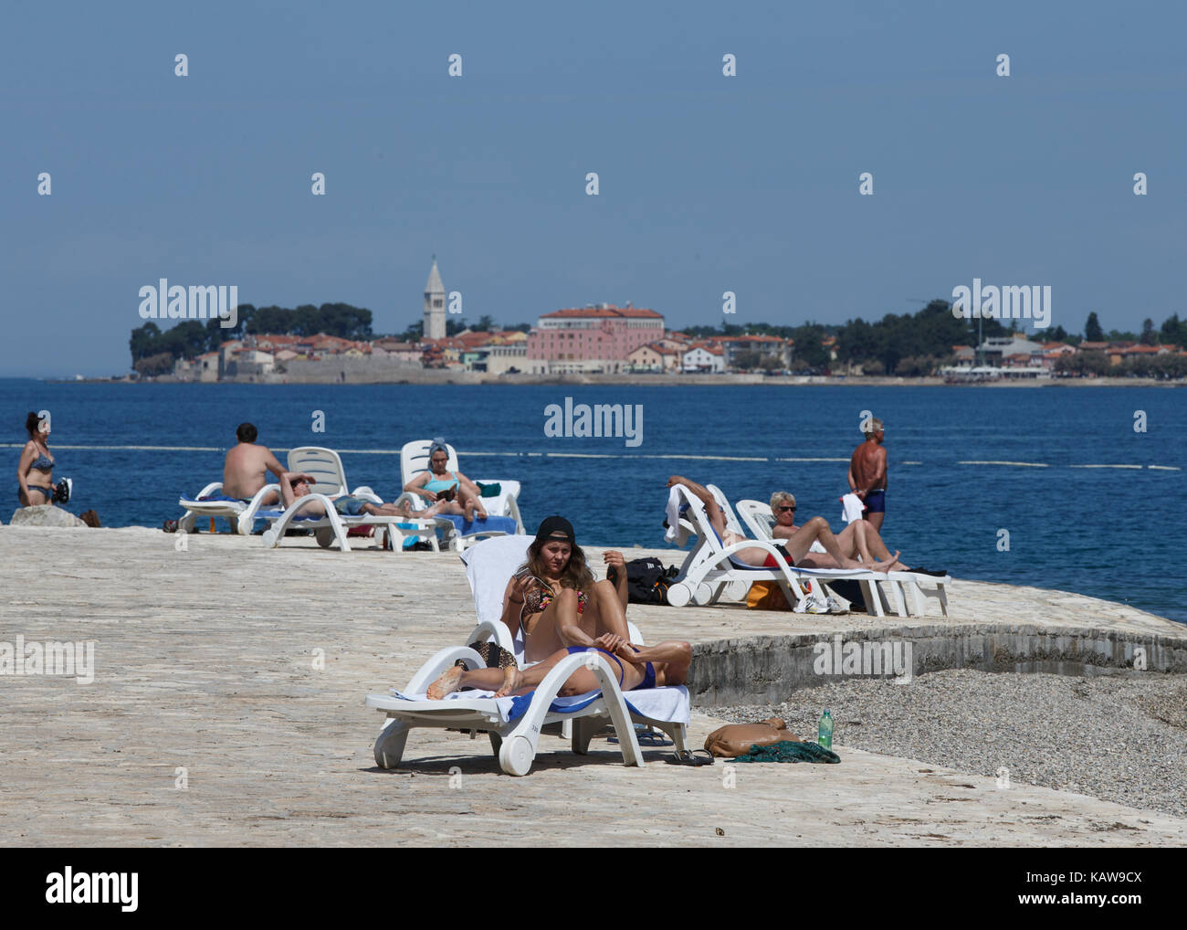 Touristen entspannen im Liegestuhl, Lanterna, Novigrad, Kroatien. Stockfoto