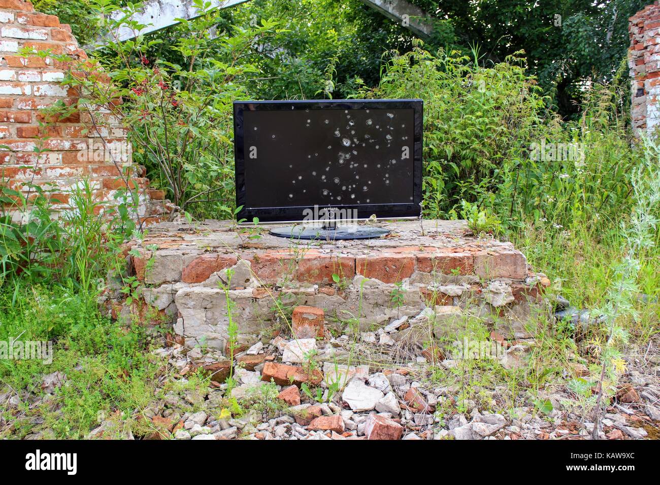 Der TV-Shooting auf einem Stand aus rotem Backstein in einigen Ruinen. Stockfoto
