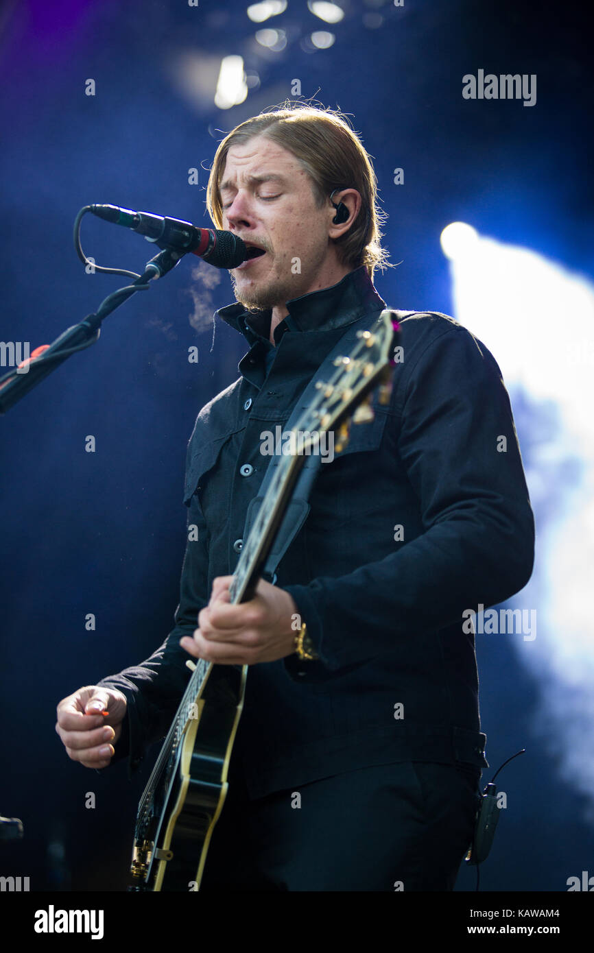 Die US-amerikanische Rockband Interpol führt ein Live Konzert in der norwegischen Musik Festival Bergenfest 2015 in Bergen. Hier Gitarrist und Sänger Paul Banks ist live auf der Bühne. Norwegen, 11/06 2015. Stockfoto