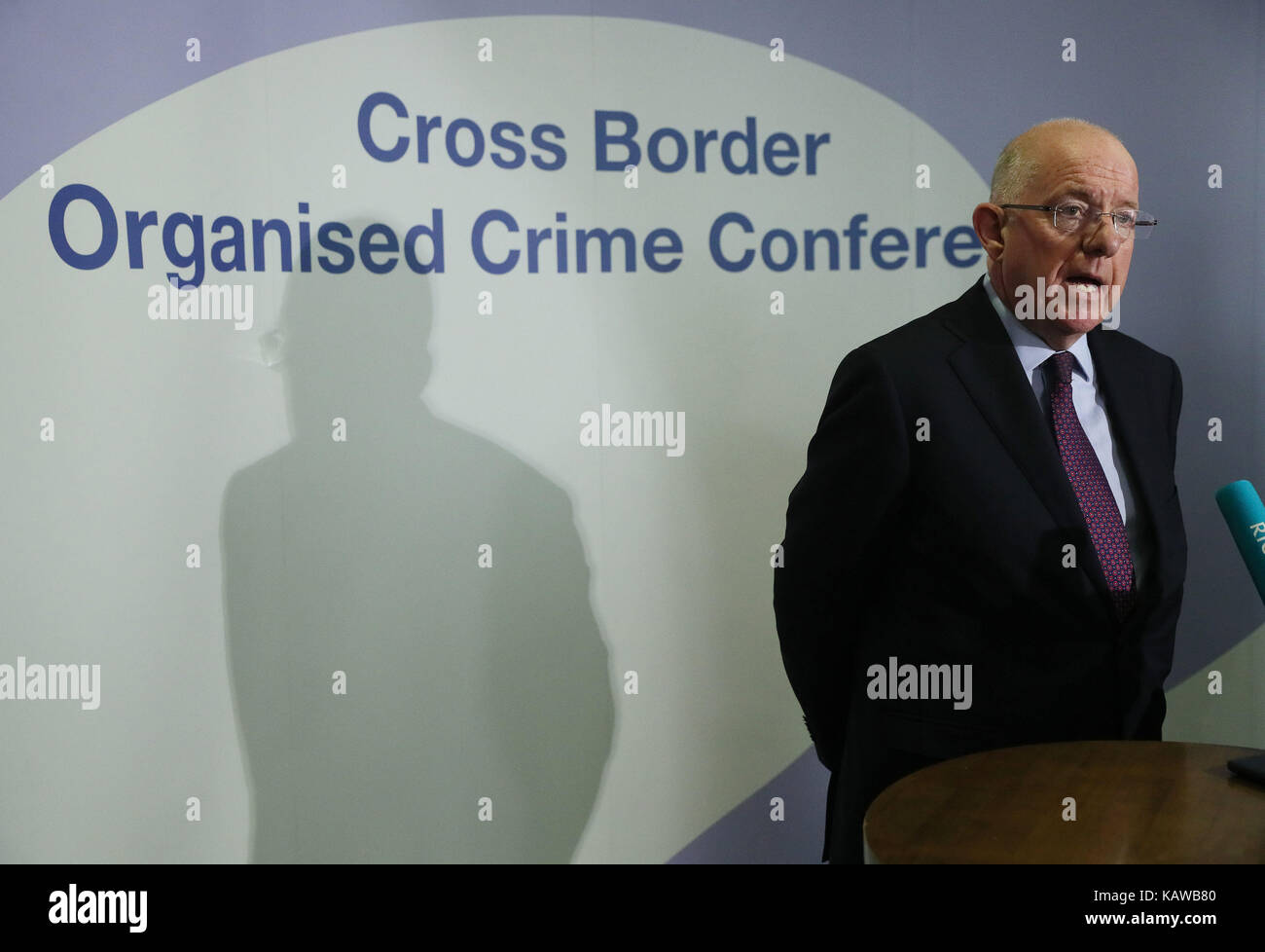 Justizminister Charlie Flanagan spricht zu den Medien während der grenzübergreifende Konferenz über die organisierte Kriminalität im Crowne Plaza Hotel Dundalk. Stockfoto