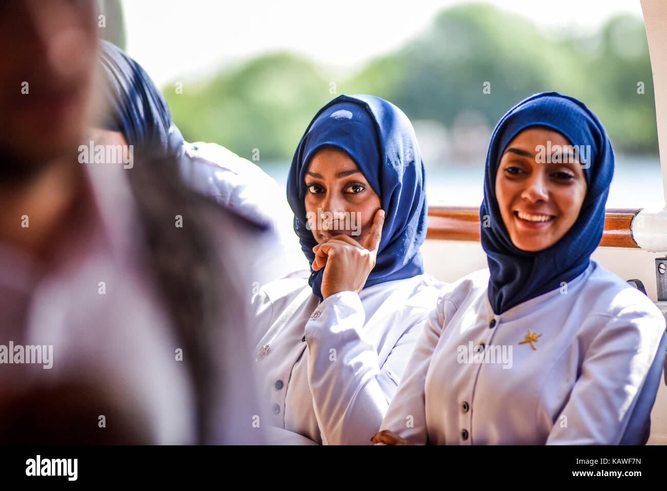 Szczecin, Polen, 6. August 2017: shabab Oman ii Mannschaft während einer Tour des Schiffes im Finale der Tall Ships Races 2017 in Stettin. Stockfoto