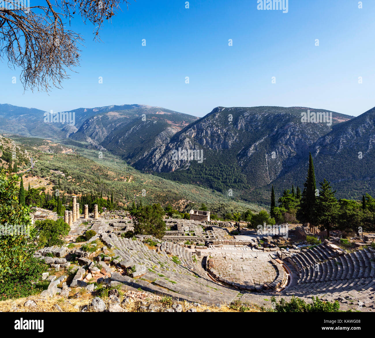 Blick auf das Amphitheater und der Tempel des Apollo, Delphi, Griechenland Stockfoto