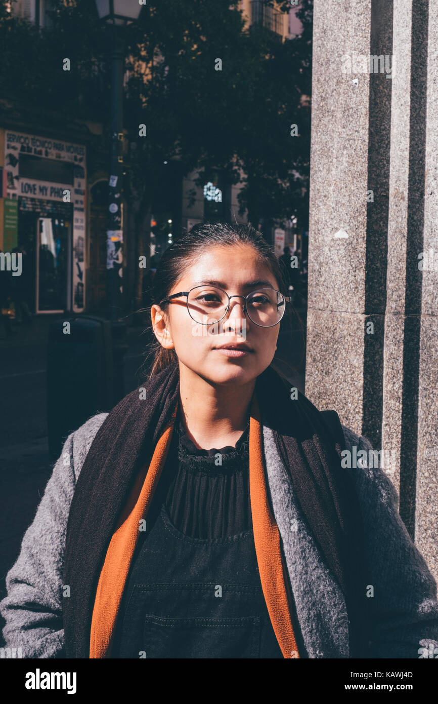Mädchen mit Brille // Street Style in Madrid Stockfoto
