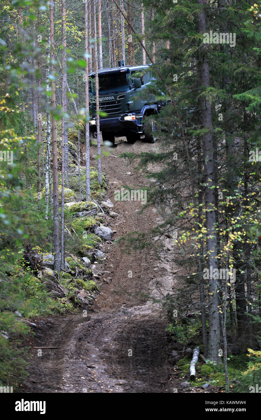 Laukaa, Finnland - 22. September 2017: offroad fahren mit Scania Verteidigung das Fahrzeug nach einem steilen Hügel im Wald bei Scania laukaa tupaswilla off-road Stockfoto