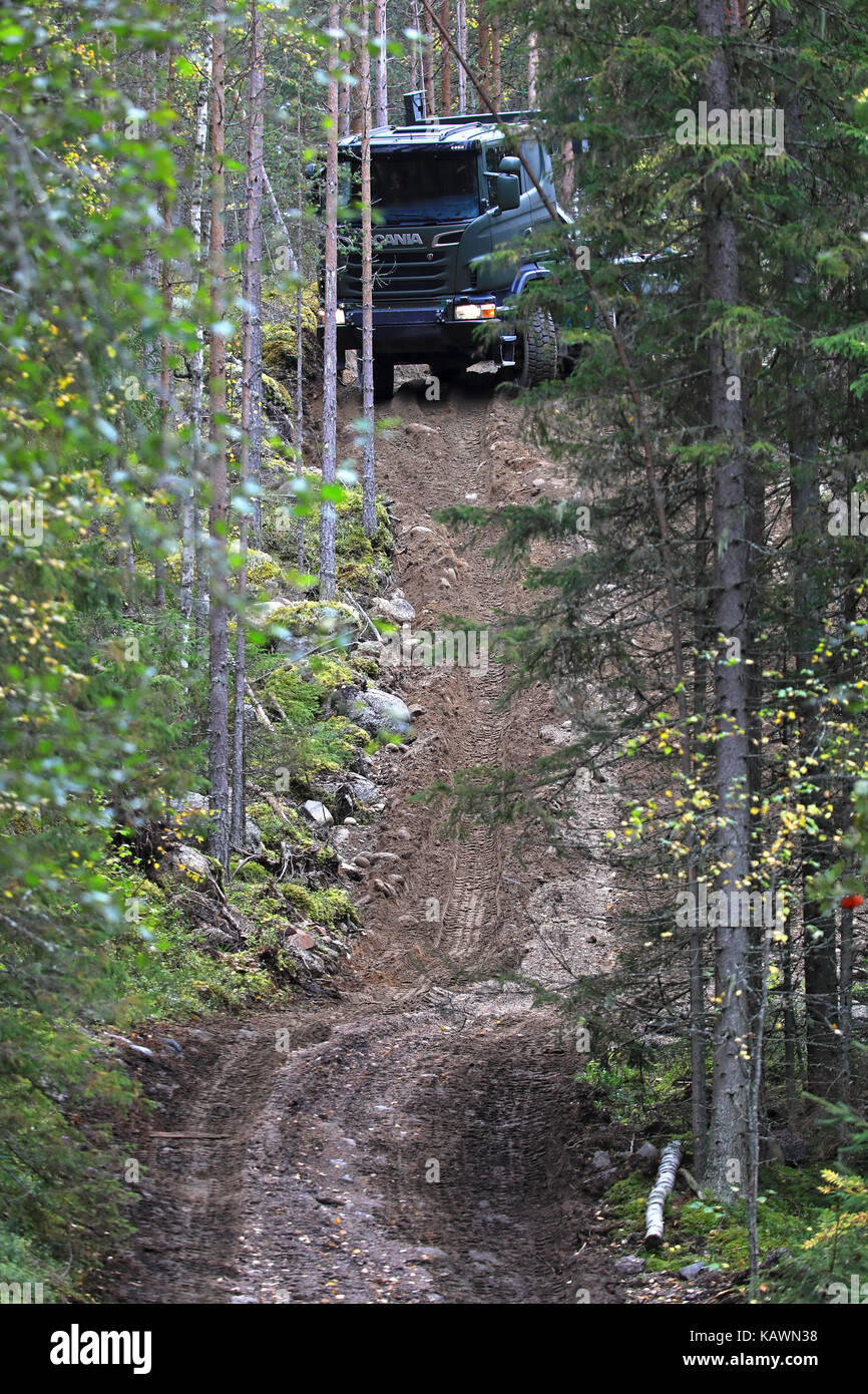 Laukaa, Finnland - 22. September 2017: offroad fahren mit Scania Verteidigung das Fahrzeug nach einem steilen Hügel im Wald bei Scania laukaa tupaswilla off-road Stockfoto