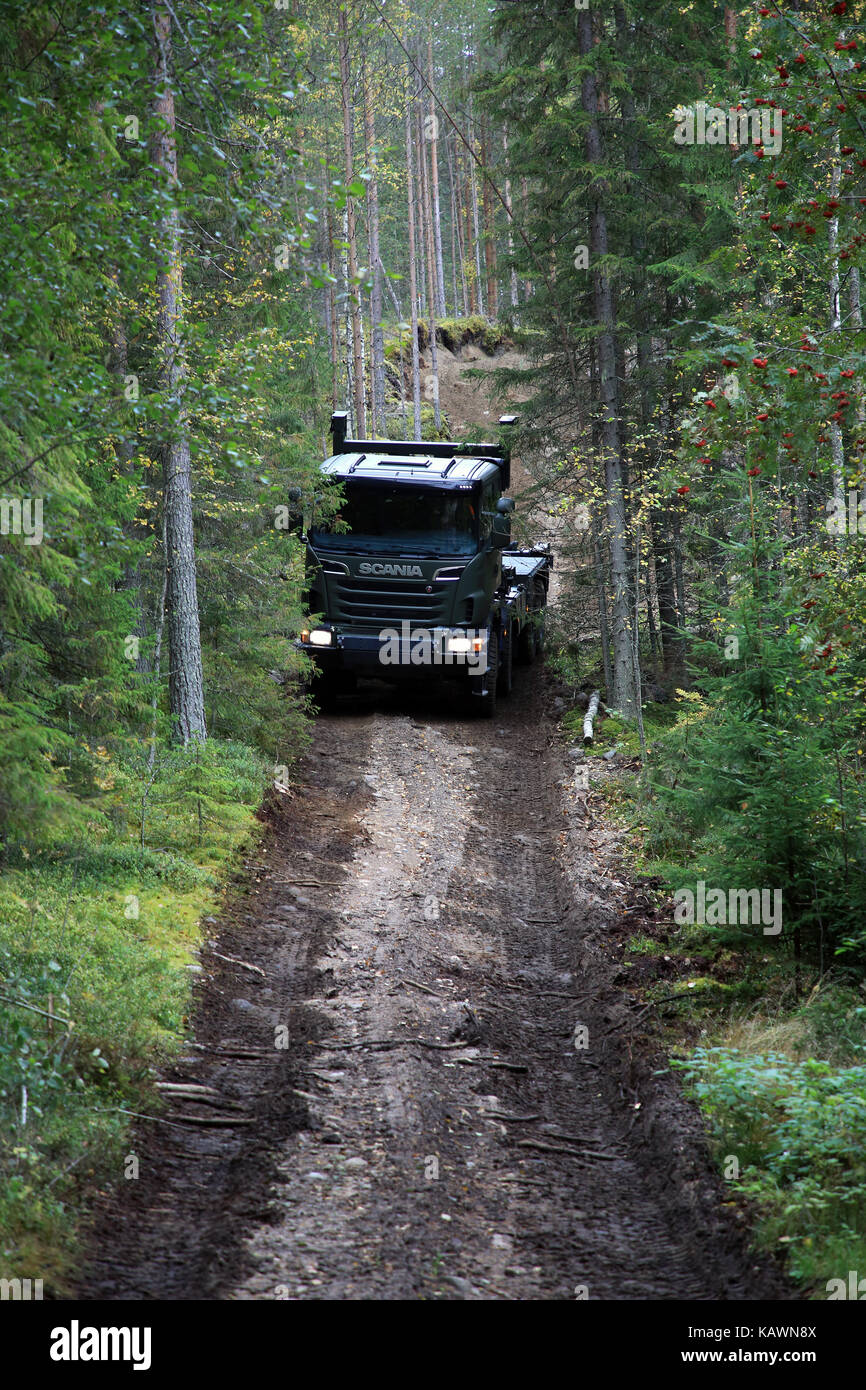 Laukaa, Finnland - 22. September 2017: offroad fahren mit Scania Verteidigung Fahrzeug im Wald bei Scania laukaa tupaswilla Off-Road-Event. Stockfoto