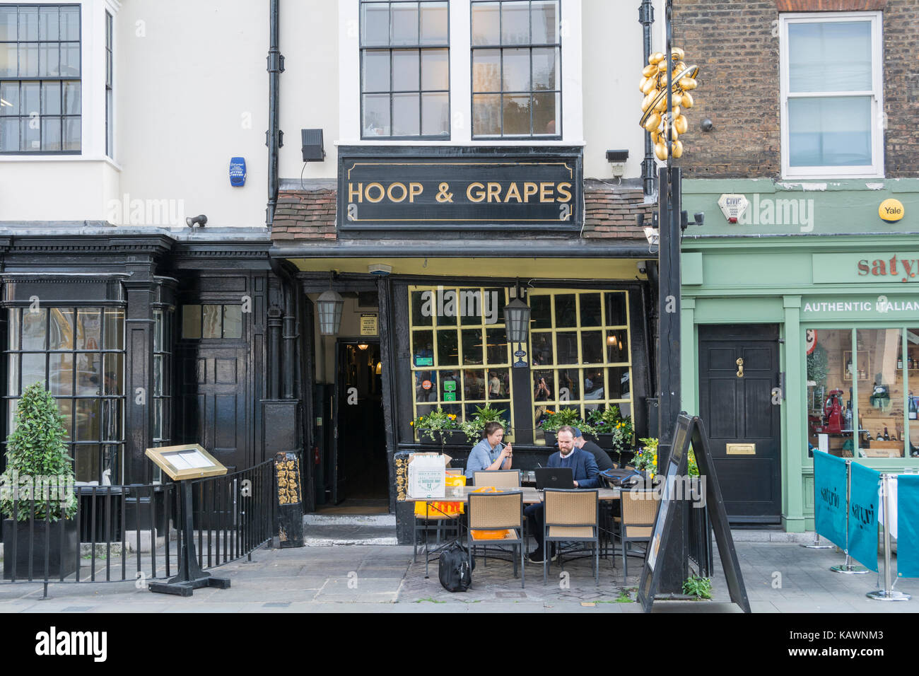 Die Hoop und Trauben ist ein aus dem 17. Jahrhundert Denkmalgeschützten öffentlichen Haus auf Aldgate High Street, im East End von London. Stockfoto