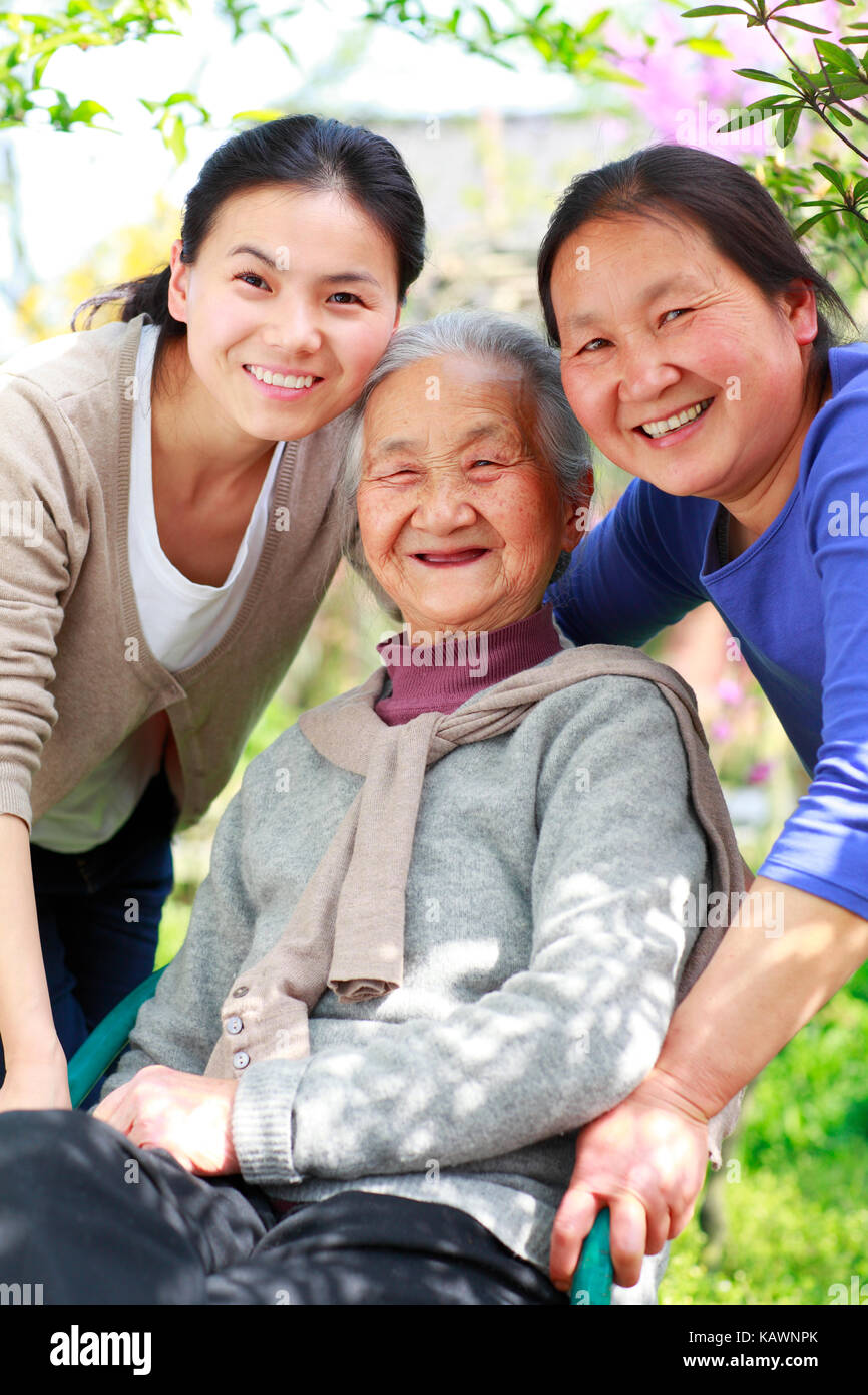 30-jährige Frau mit 50 Jahre alten Mutter und seine 90 Jahre alte Großmutter portrait Stockfoto