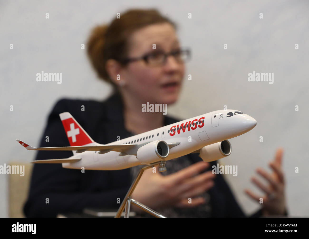 Ein Modell der Bombardier C-Serie jet Vor Haley Dunne, Direktor für Kommunikation und Public Affairs, wie Sie die Press Association im Werk des Unternehmens in Belfast spricht. Stockfoto