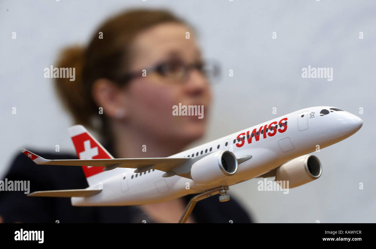 Ein Modell der Bombardier C-Serie jet Vor Haley Dunne, Direktor für Kommunikation und Public Affairs, wie Sie die Press Association im Werk des Unternehmens in Belfast spricht. Stockfoto