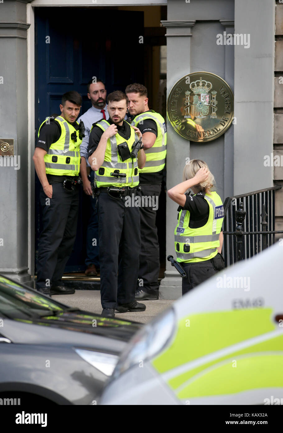 Die Polizei vor dem spanischen Konsulat in Edinburgh, nachdem Mitglieder der schottischen Widerstandsgruppe vor dem katalanischen Unabhängigkeitsreferendum am Sonntag, dem 1. Oktober 2017, einen Protest gegen Spaniens "Unterdrückung Kataloniens" abhielten. Stockfoto