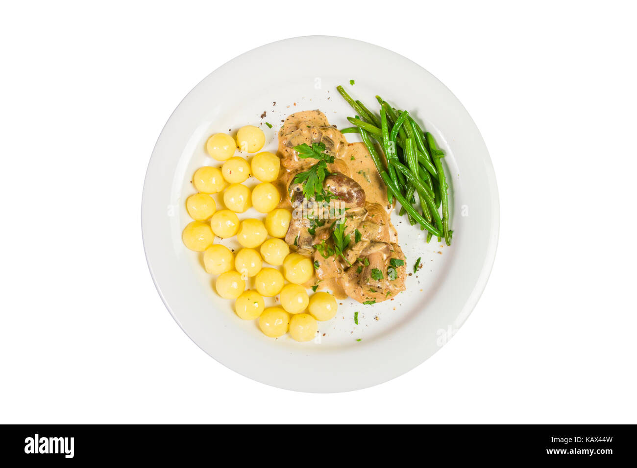 Schweinefilet mit Kartoffeln und wild mushroom Sauce und grüne Bohnen auf weiße Platte. Ansicht von oben Stockfoto