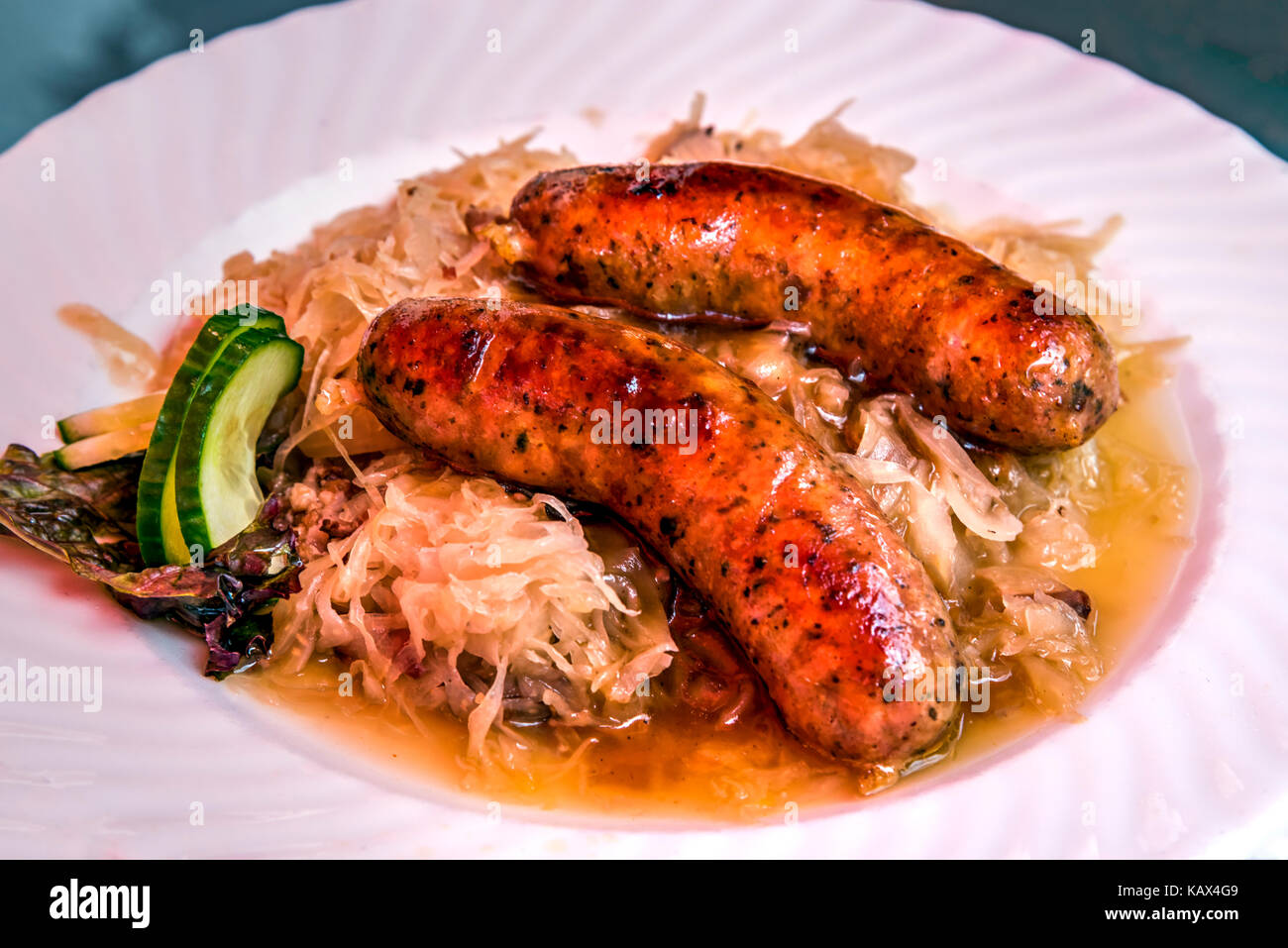 Traditionelle bratwurst Wurst serviert mit Sauerkraut in einem Restaurant, Augsburg, Bayern, Deutschland Stockfoto