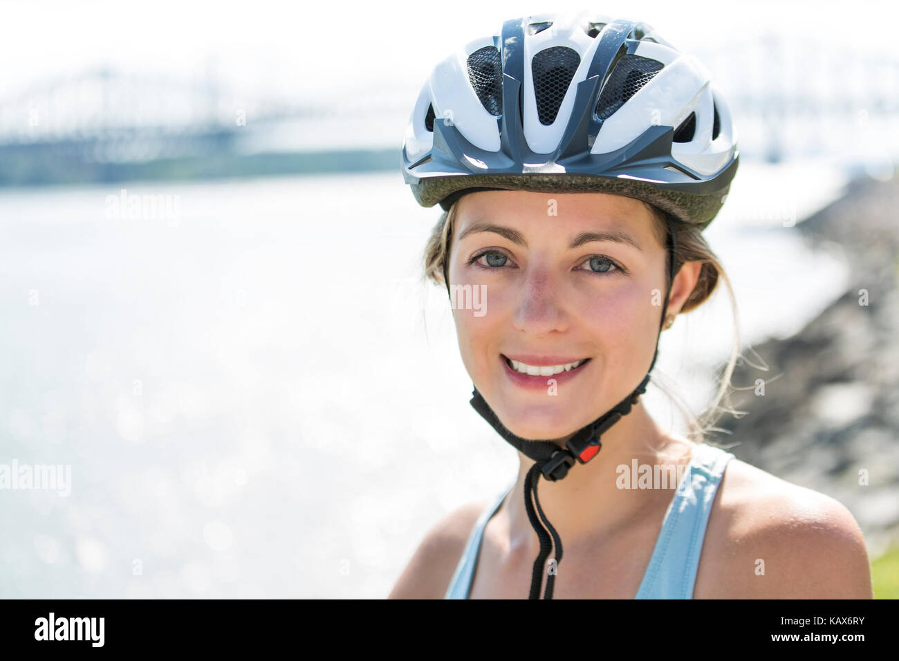 Junge Frau Reiten Fahrrad außerhalb Stockfoto