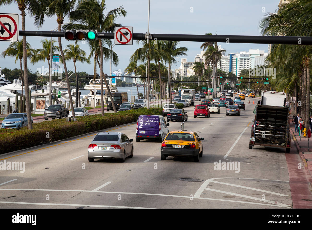 Miami Beach, Florida. Collins Avenue, North Beach. Indian Creek auf der linken Seite. Stockfoto