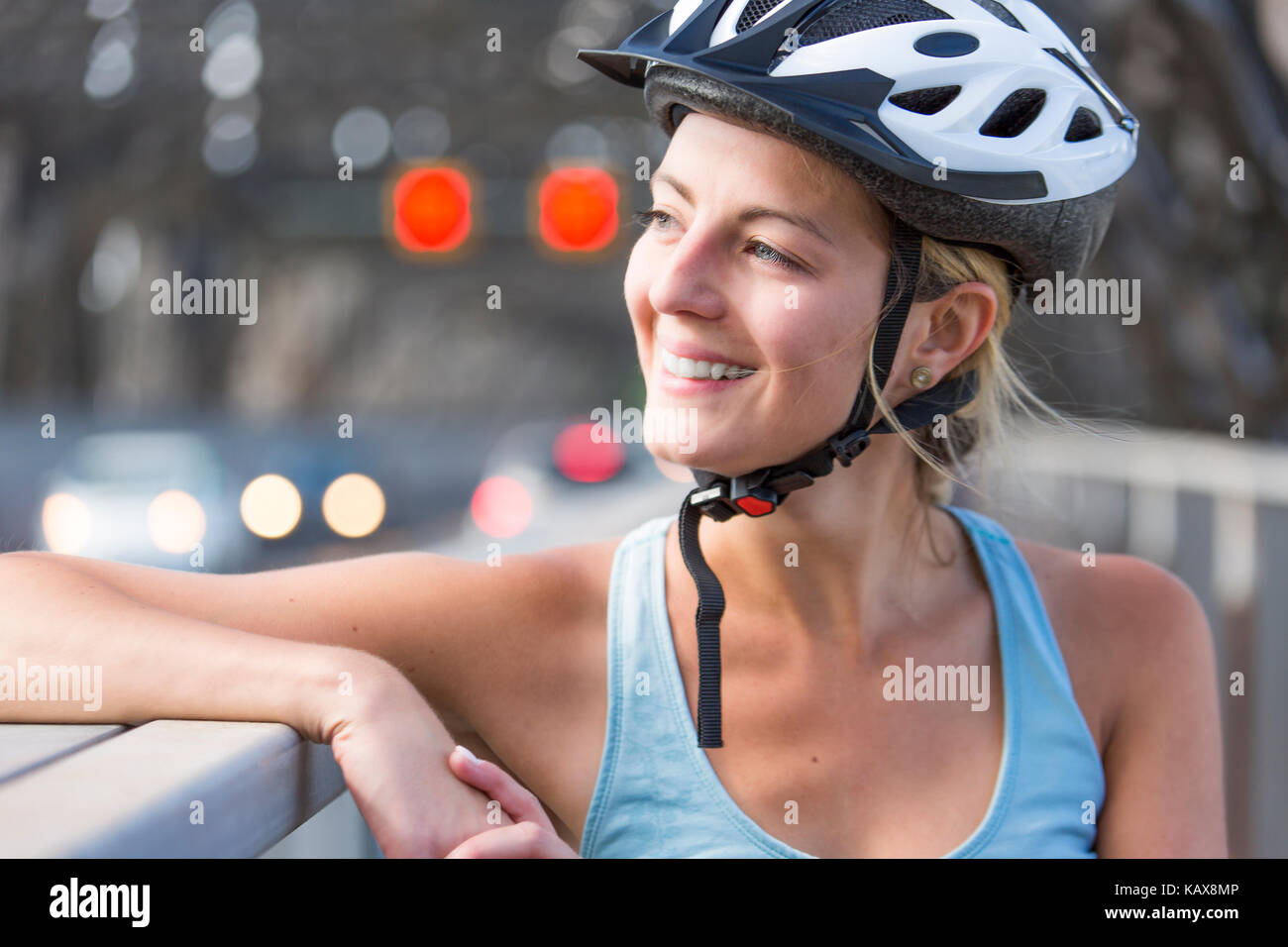 Junge Frau Reiten Fahrrad außerhalb Stockfoto