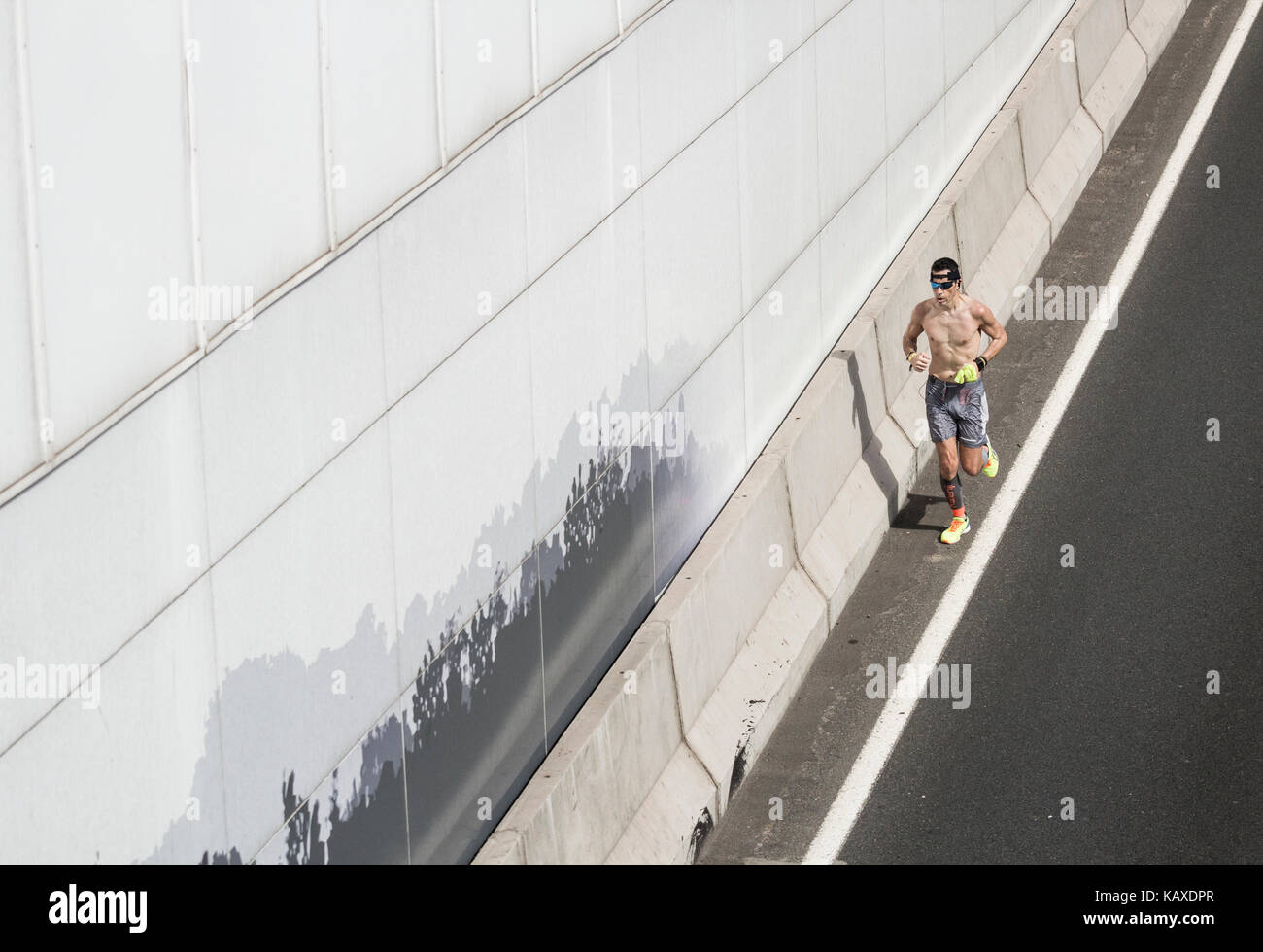 Hohe Sicht des Menschen joggen auf der Straße. Stockfoto