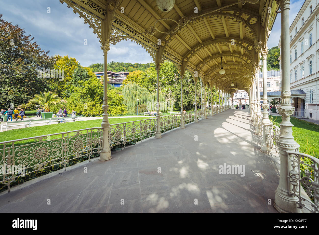 Karlsbad, Tschechische Republik - 23 September, 2017: die Menschen besuchen Park Kolonnade im Dvorak Park in Karlsbad, Tschechien Stockfoto
