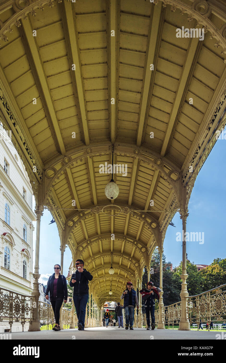 Karlsbad, Tschechische Republik - 23 September, 2017: die Menschen besuchen Park Kolonnade im Dvorak Park in Karlsbad, Tschechien Stockfoto