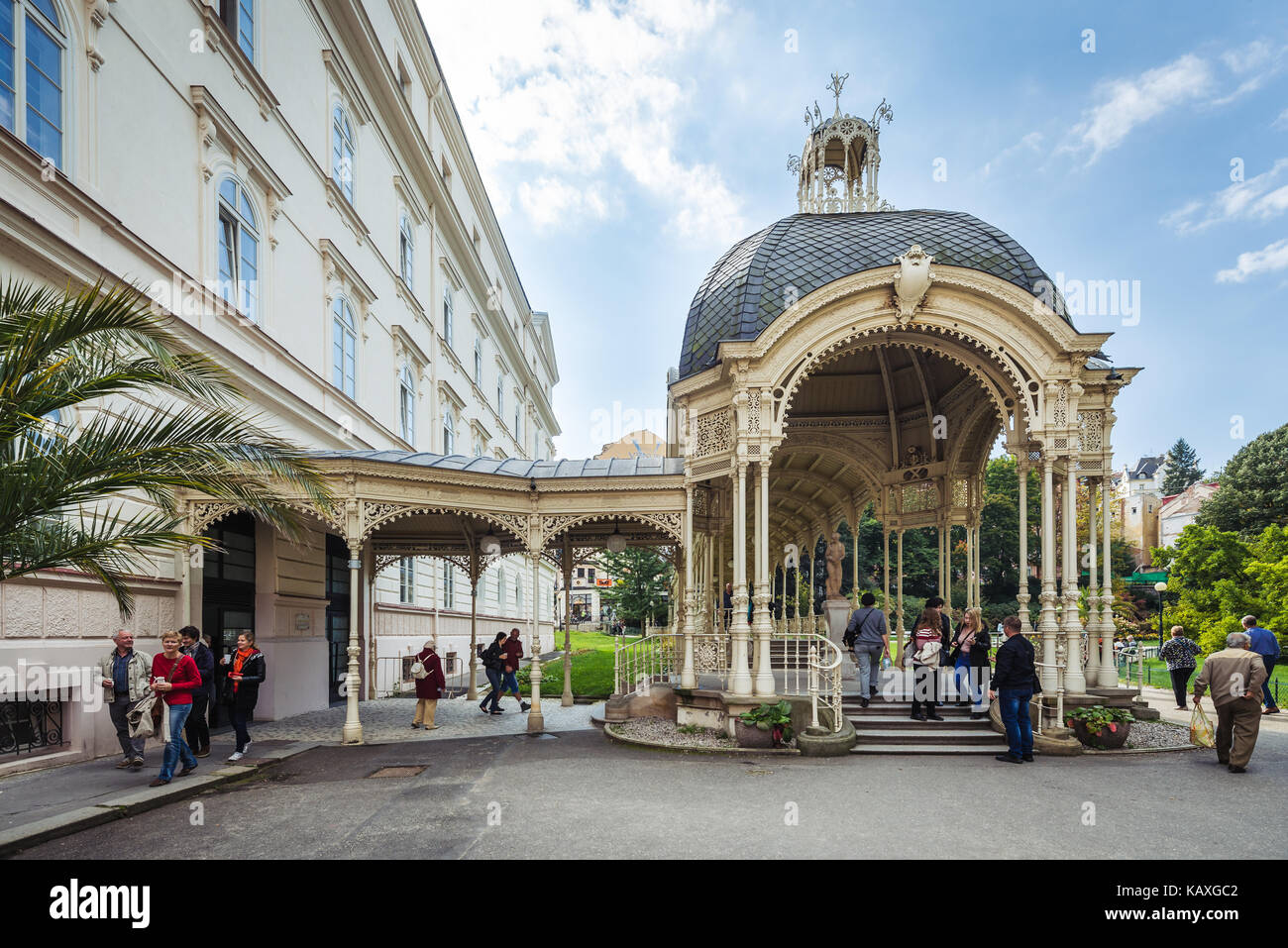Karlsbad, Tschechische Republik - 23 September, 2017: die Menschen besuchen Park Kolonnade im Dvorak Park in Karlsbad, Tschechien Stockfoto