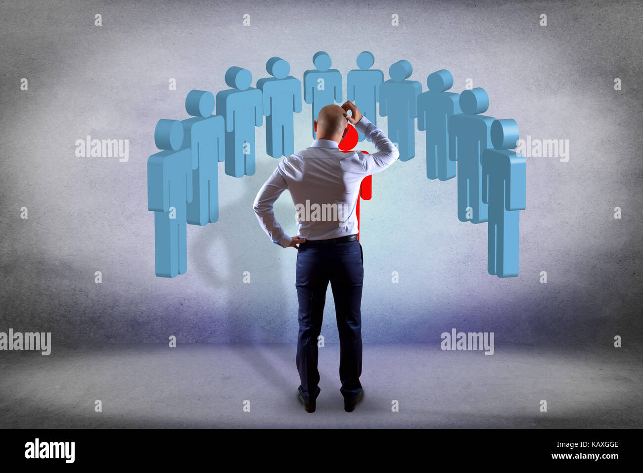 Blick auf ein Geschäftsmann vor einer Wand Eindringling in eine Gruppe von Menschen - Geschäft und Kontakt Konzept Stockfoto