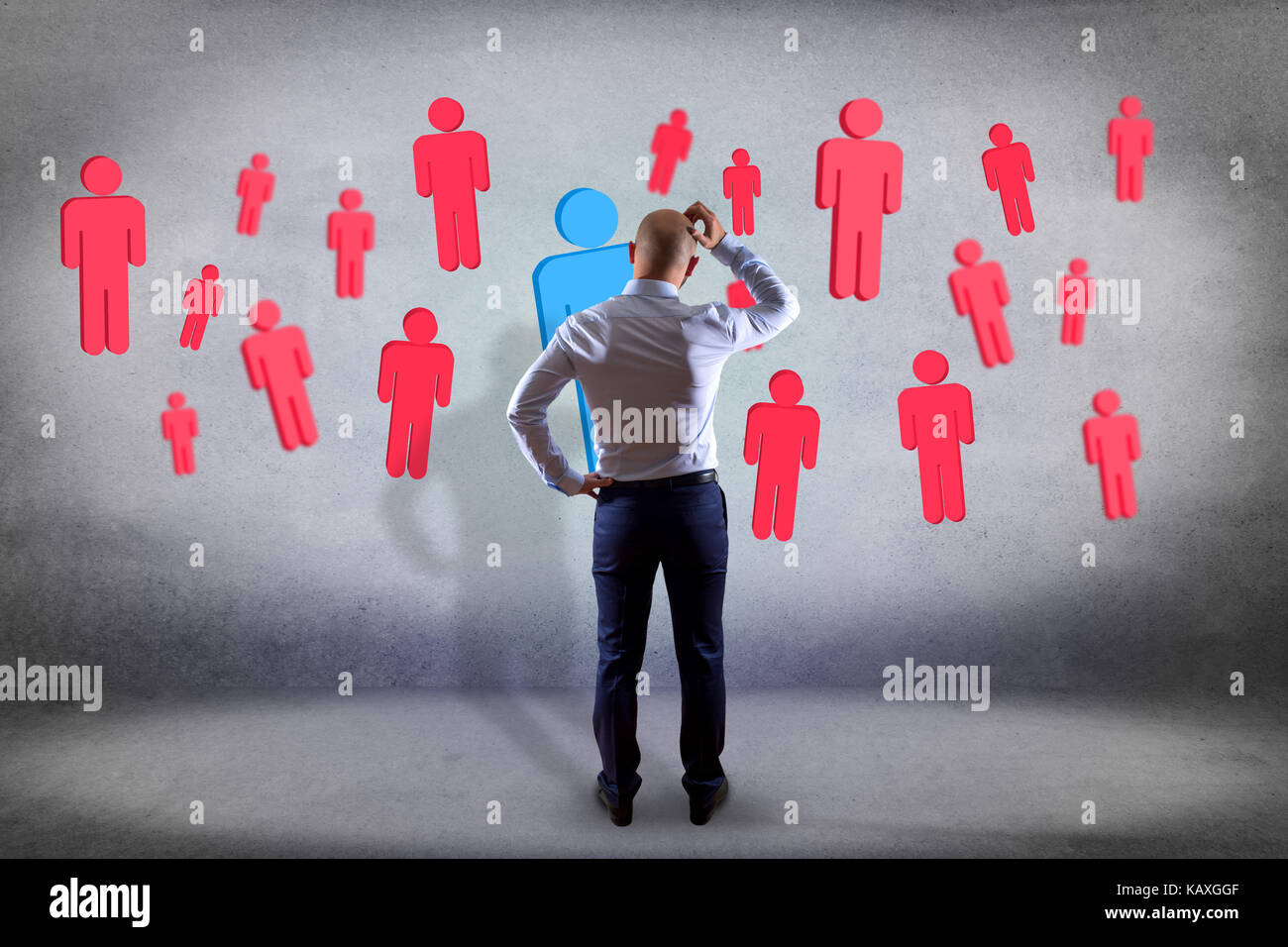 Blick auf ein Geschäftsmann vor einer Wand Eindringling in eine Gruppe von Menschen - Geschäft und Kontakt Konzept Stockfoto
