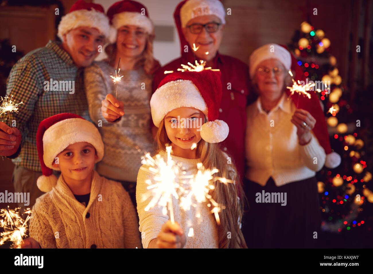 Familie Zeit miteinander zu verbringen, mit Wunderkerzen feiert Weihnachten Stockfoto