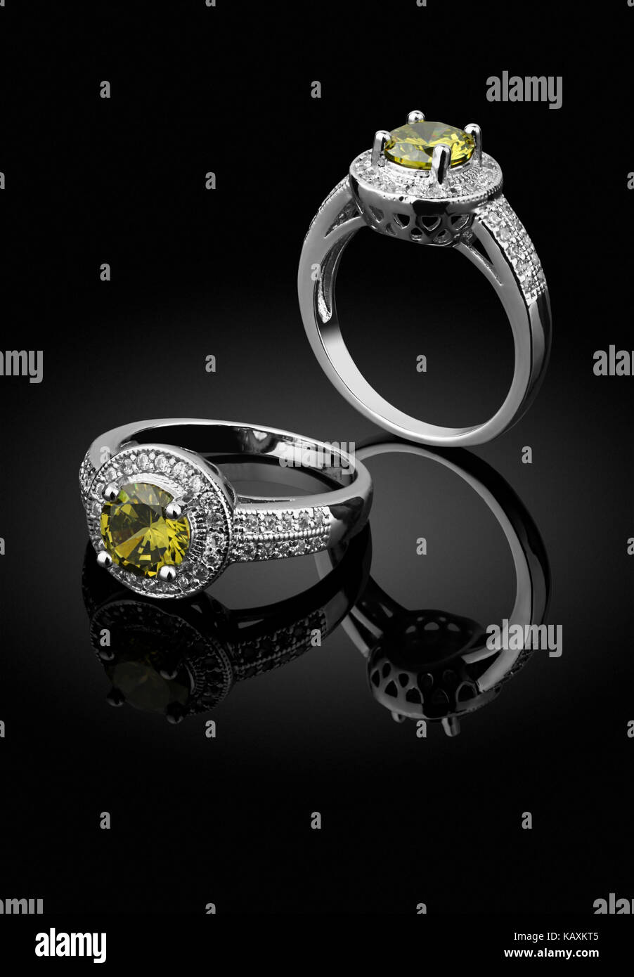 Schmuck Ring mit großen Edelstein auf schwarzem Hintergrund Stockfoto