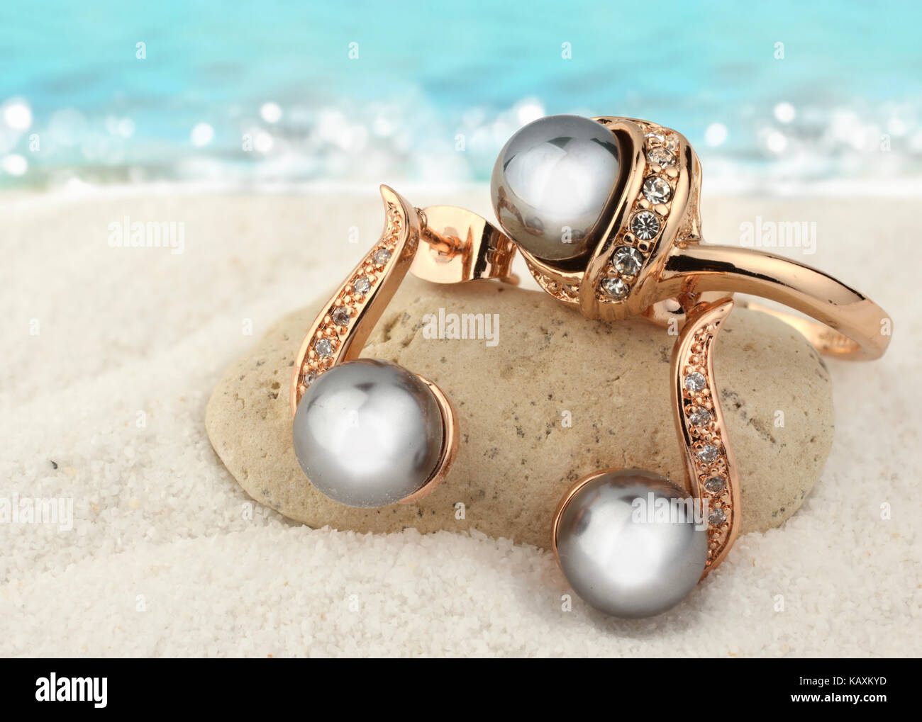 Schmuck mit schwarzen Perlen auf Sand Strand Hintergrund Stockfoto