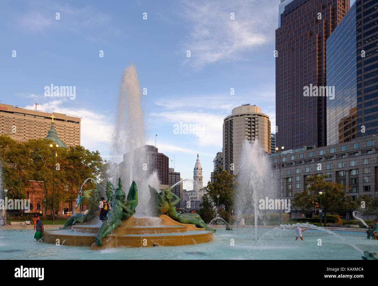 Swann Memorial Fountain bei Logan Circle von Alexander Stirling Calder mit Architekt Wilson Eyre, Rathaus im Hintergrund, Philadelphia, Penns Stockfoto