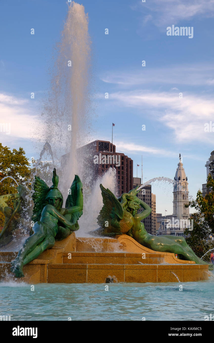 Swann Memorial Fountain bei Logan Circle von Alexander Stirling Calder mit Architekt Wilson Eyre, Rathaus im Hintergrund, Philadelphia, Penns Stockfoto