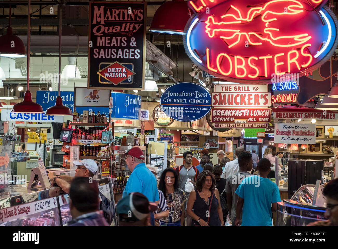 Reading Terminal Market mit Massen von Menschen, Philadelphia, PA, USA Stockfoto