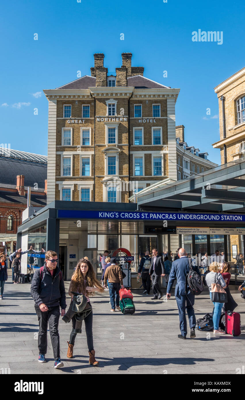 Great Northern Hotel vor blauem Himmel, und die Leute am Eingang der U-Bahnstation Kings Cross und St. Pancras. England, UK. Stockfoto