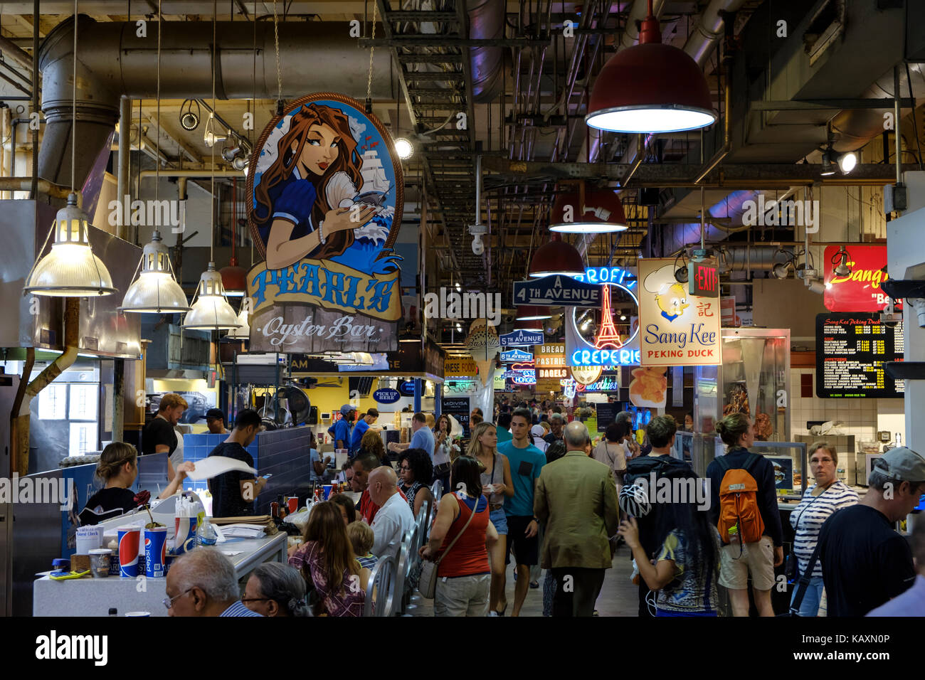Reading Terminal Market mit Massen von Menschen, Philadelphia, PA, USA Stockfoto