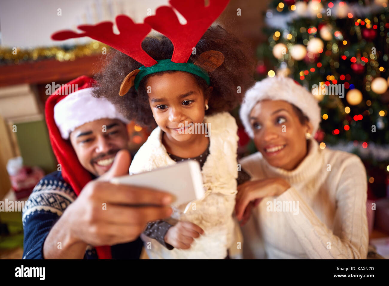 Glückliche Familie selfie während Weihnachten zu Hause Stockfoto