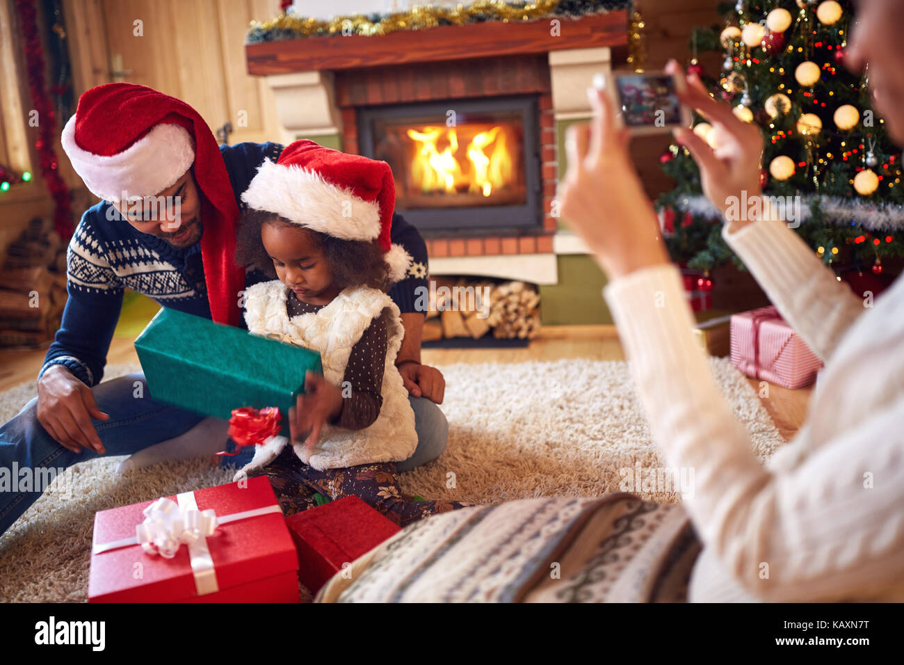 Glückliche Familie während der Weihnachten Morgen mit Geschenken, Foto Stockfoto