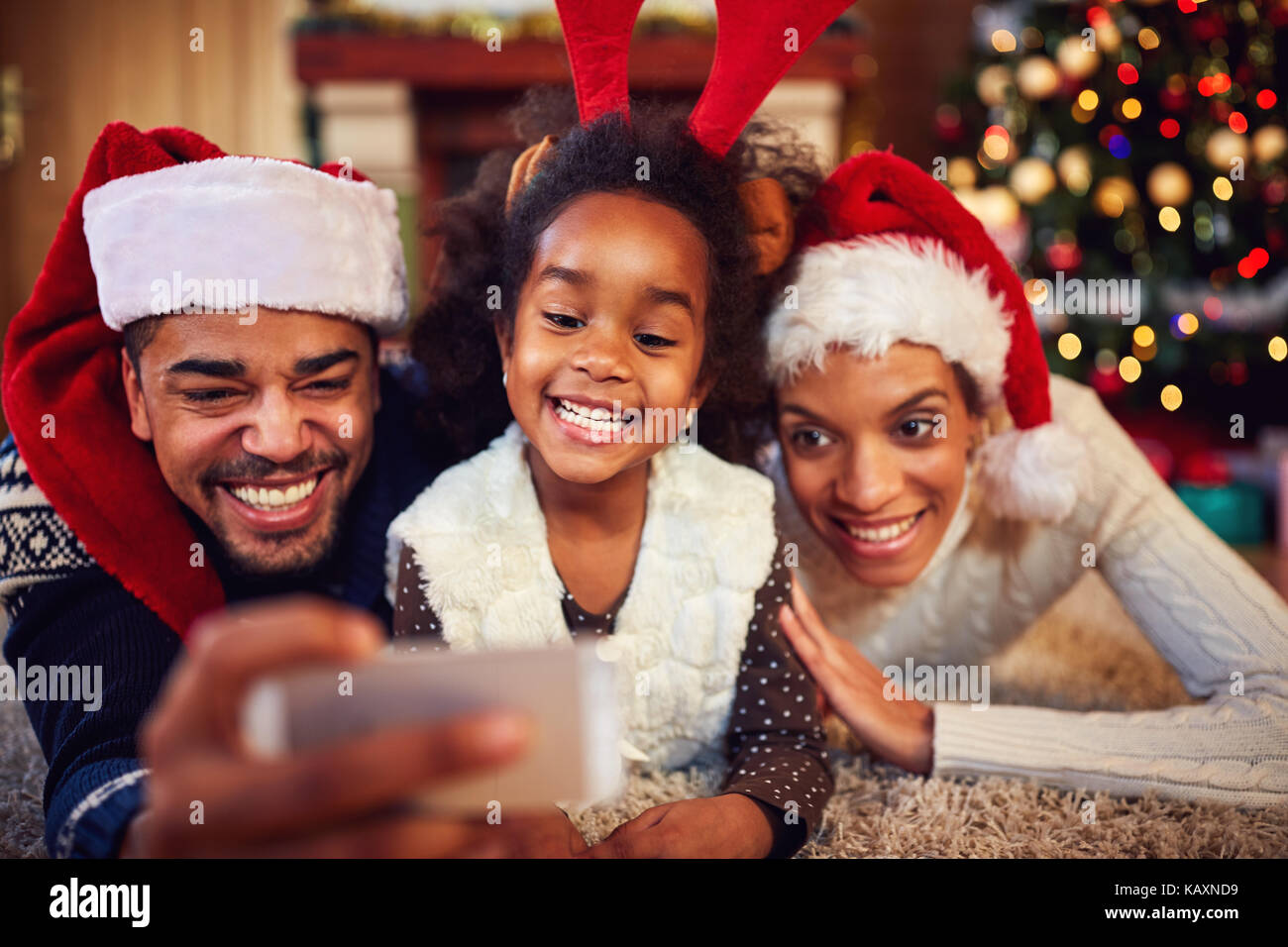 Lächelnd, Mutter, Vater und Tochter - Weihnachten selfie Stockfoto